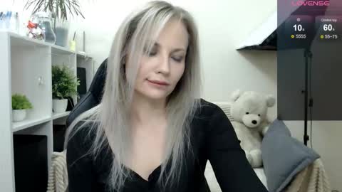 Snapshot of sunny_bunny6 chatting on 5, 11, 2025 Naomi online show from 5, 11, 2025