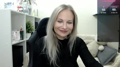 Snapshot of sunny_bunny6 chatting on 11, 11, 2025 Naomi online show from 11, 11, 2025