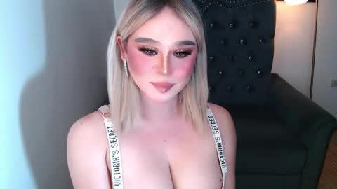 Snapshot of superh0tangelxx chatting on 16, 10, 2025 CARMINA online show from 16, 10, 2025