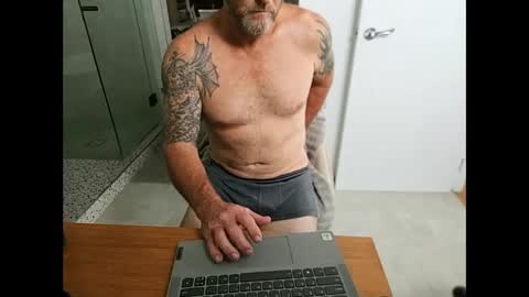 surfdog2908 online show from 5, 2, 2025