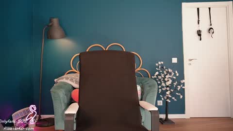 Snapshot of surfergirl121 chatting on 22, 9, 2025 Allie online show from 22, 9, 2025