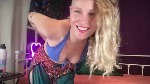 Susie and Lacey online show from 12, 7, 2026