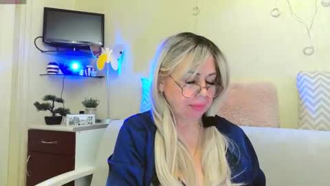 Snapshot of susienoreen chatting on 12, 10, 2025 SusieNoreen online show from 12, 10, 2025