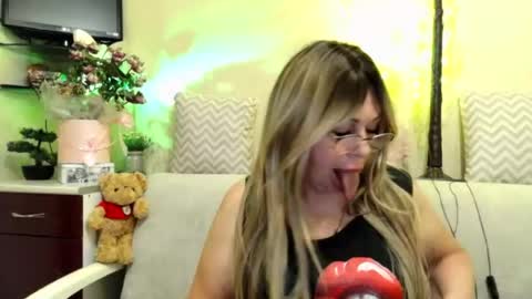 Snapshot of susiexnoreen chatting on 25, 6, 2026 SusiexNoreen online show from 25, 6, 2026