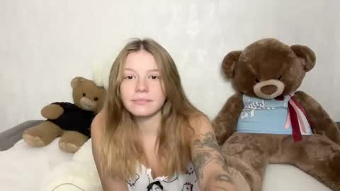 Mia and Robert online show from 8, 10, 2025