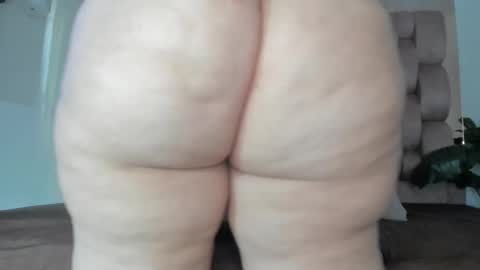 Snapshot of sweet_booty1 chatting on 24, 10, 2025 Chelsy  online show from 24, 10, 2025