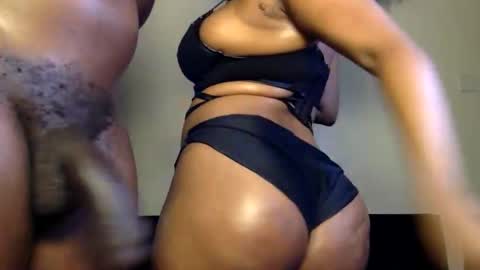 Snapshot of sweet_couples5 chatting on 21, 10, 2025 cutie cam0 online show from 21, 10, 2025