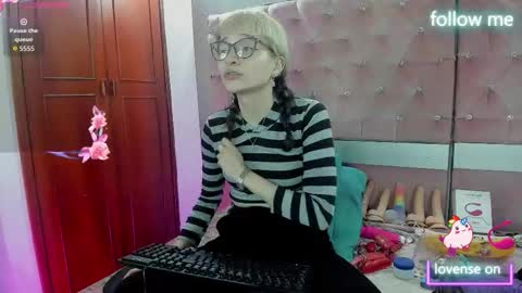  emmili  online show from 22, 12, 2025