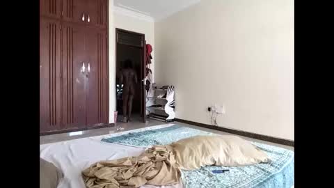 Snapshot of sweetbee018 chatting on 18, 10, 2025 Lunargirl online show from 18, 10, 2025