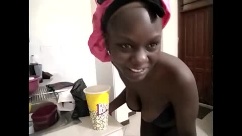 Snapshot of sweetbee018 chatting on 27, 11, 2025 Lunargirl online show from 27, 11, 2025