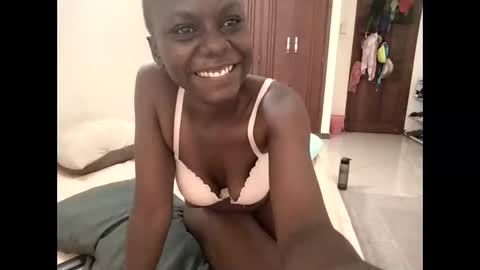 Snapshot of sweetbee018 chatting on 19, 3, 2026 Lunargirl online show from 19, 3, 2026