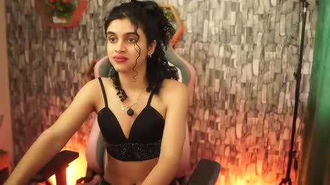 Salom independent model online show from 5, 5, 2026