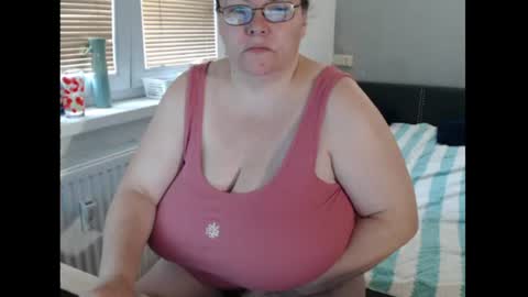 Snapshot of sweetboobs85h chatting on 6, 7, 2026 Sweetboobs85h online show from 6, 7, 2026