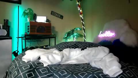 Snapshot of sweetcarimilla83 chatting on 17, 12, 2025 Jillian online show from 17, 12, 2025