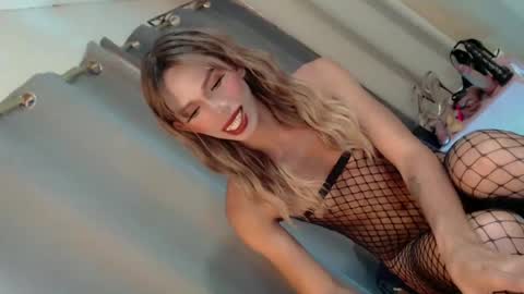 sweetnaughty_mia online show from 12, 7, 2026