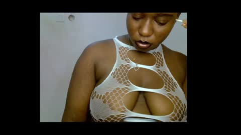 Snapshot of sweetpetitgirl chatting on 29, 6, 2026 LILY BRANDY online show from 29, 6, 2026