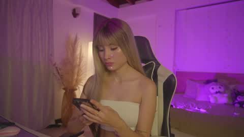 Cat independent model  online show from 5, 3, 2025