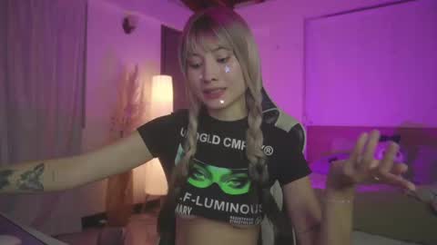 Cat independent model  online show from 6, 3, 2025