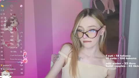Snapshot of sweetuniporn chatting on 5, 12, 2024 Elis  a little vacation Ill be here Saturday my schedules in bio online show from 5, 12, 2024