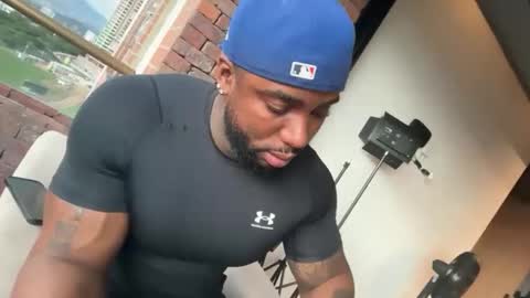 Tairon Tucke online show from 22, 4, 2026