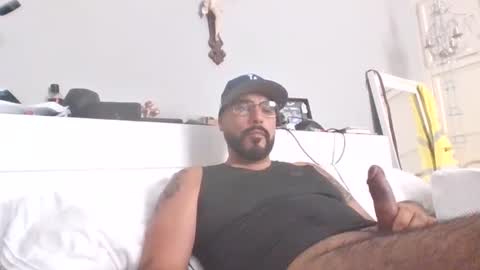 Snapshot of talllatino310 chatting on 8, 9, 2025 talllatino310 online show from 8, 9, 2025