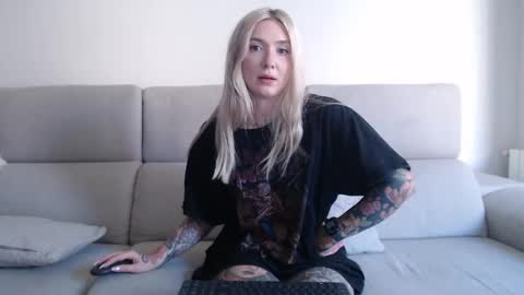 Snapshot of tattoobbgirl chatting on 14, 9, 2025 tattoobbgirl online show from 14, 9, 2025