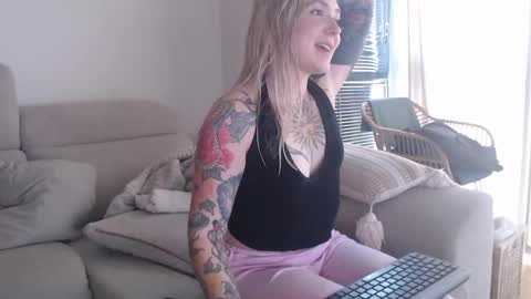 Snapshot of tattoobbgirl chatting on 28, 10, 2025 tattoobbgirl online show from 28, 10, 2025