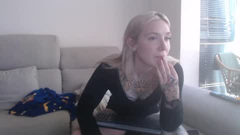 Snapshot of tattoobbgirl chatting on 12, 11, 2025 tattoobbgirl online show from 12, 11, 2025