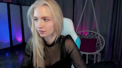 Snapshot of tessahamilton chatting on 4, 12, 2025 TessaHamilton online show from 4, 12, 2025