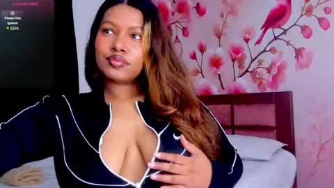 Snapshot of thais_waldrof chatting on 24, 6, 2026 Andreina online show from 24, 6, 2026
