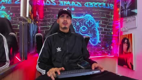 Snapshot of thebigdanni chatting on 7, 4, 2026 DEAN AND MARY online show from 7, 4, 2026