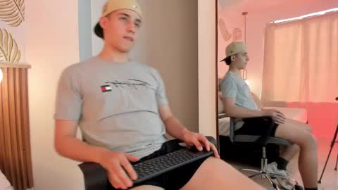 Snapshot of theohawke_ chatting on 13, 12, 2024 THEO- MATEO online show from 13, 12, 2024