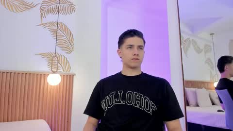 Snapshot of theohawke_ chatting on 23, 12, 2024 THEO- MATEO online show from 23, 12, 2024