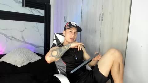 thiagoferrerohot online show from 17, 3, 2026