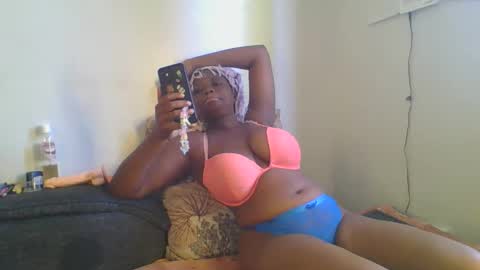 Snapshot of thickie_ chatting on 17, 11, 2025 thickie_ online show from 17, 11, 2025