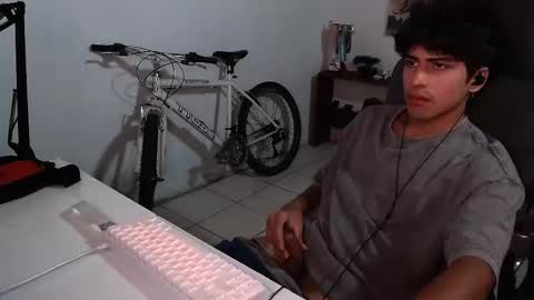 Snapshot of thieves_us chatting on 21, 10, 2025 thieves_us online show from 21, 10, 2025