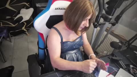 Snapshot of thihold chatting on 4, 1, 2025 thihold online show from 4, 1, 2025