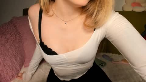 Amelia  shows on mondays fridays and sundays  if anything changes im giving updates on my fansly  online show from 3, 2, 2025