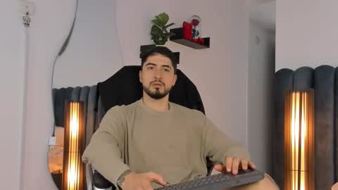 Snapshot of thomasmarzo1 chatting on 8, 10, 2025 sweetfit boy online show from 8, 10, 2025