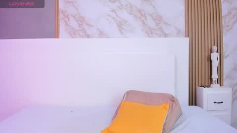 tianaglow4 online show from 9, 10, 2025