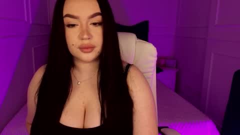 hi im curvy babyface girlie Tina online show from 9, 3, 2026