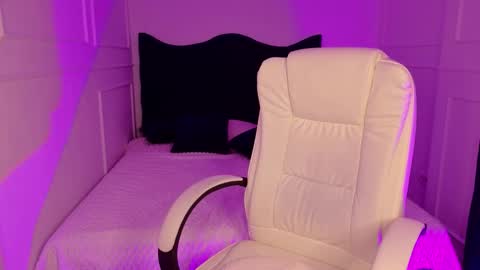 hi im curvy babyface girlie Tina online show from 10, 3, 2026