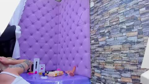 Snapshot of tiny_love_ chatting on 14, 1, 2025 tiny online show from 14, 1, 2025