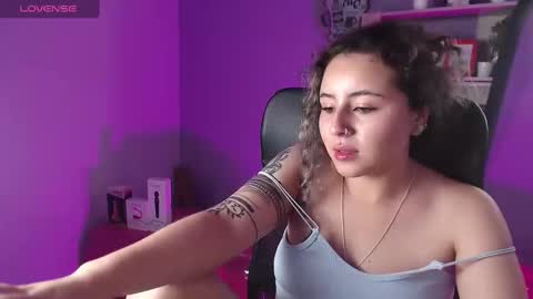 Snapshot of tiny_love_ chatting on 8, 3, 2025 tiny online show from 8, 3, 2025