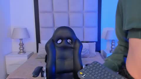 Snapshot of tiny_thomm chatting on 12, 2, 2026 Thomm Independent Model online show from 12, 2, 2026