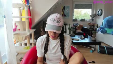 Snapshot of tiny_williams chatting on 5, 10, 2025 Tiny online show from 5, 10, 2025