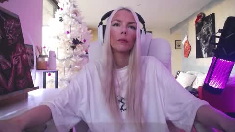 stage Kylie Sinner  brand CLITBAIT online show from 13, 12, 2025
