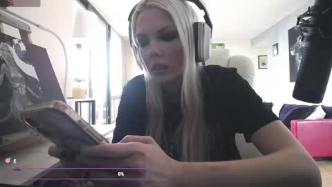 stage Kylie Sinner  brand CLITBAIT online show from 29, 4, 2026