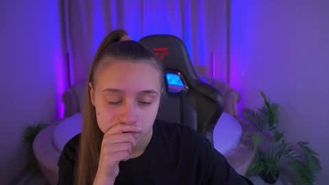 tinynataliee online show from 24, 11, 2025