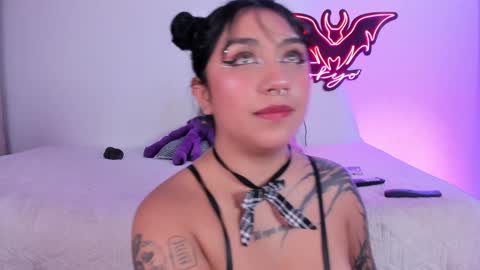   Independent model online show from 3, 2, 2025